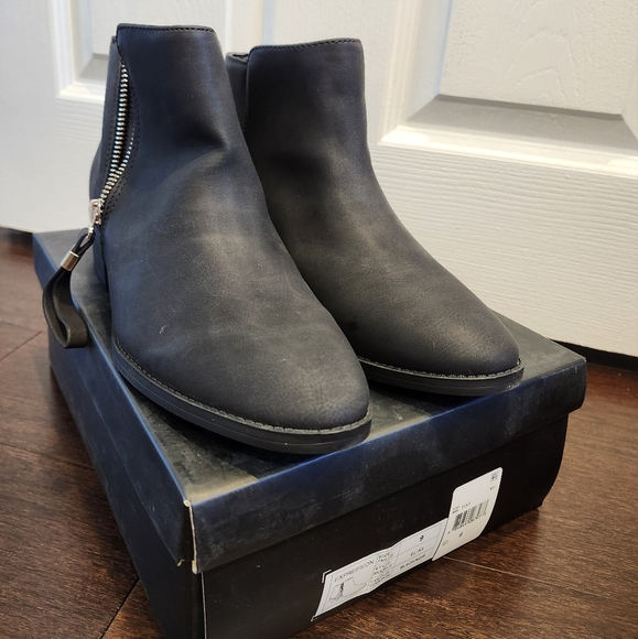 NEW Expression Booties - Size 9 - Picture 2 of 5